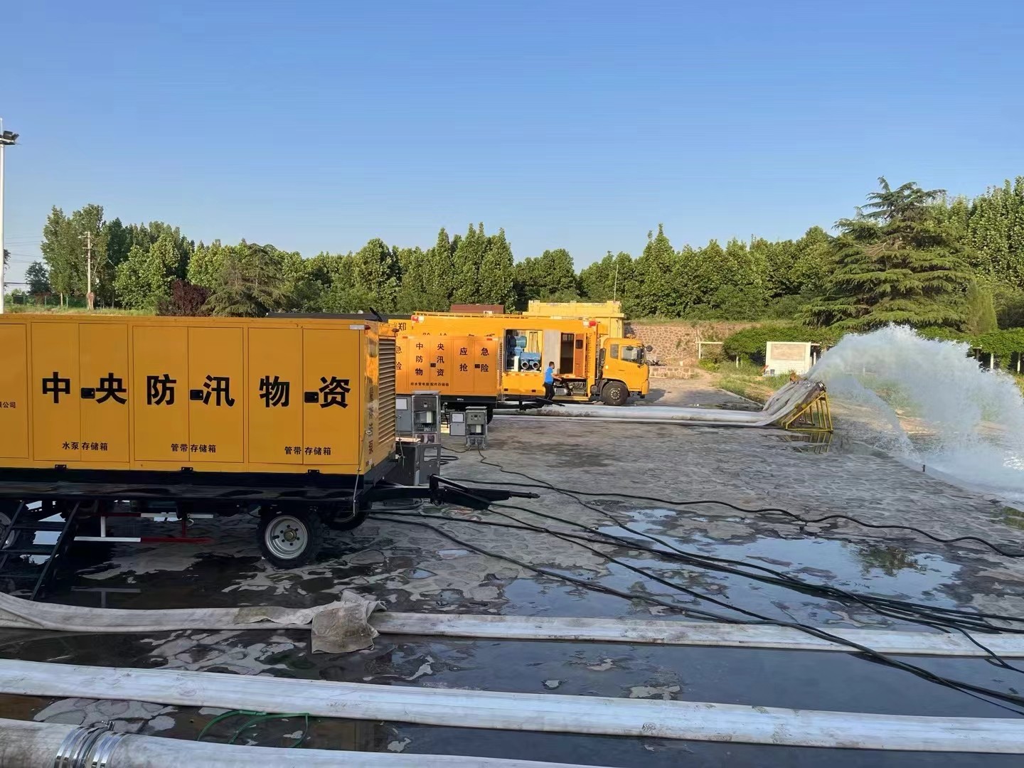 洞庭湖抢险现场，排劳设备昼夜不停