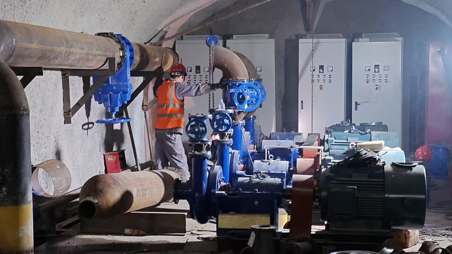 湖北铁路隧道第三批主排水泵开始紧张安装工作